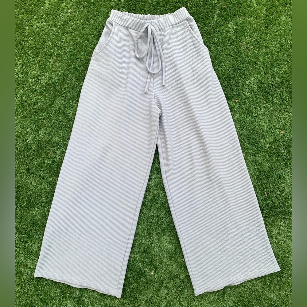 WIDE LEG TROUSERS gray stretchy waistband w/ drawstring, soft ribbed material.